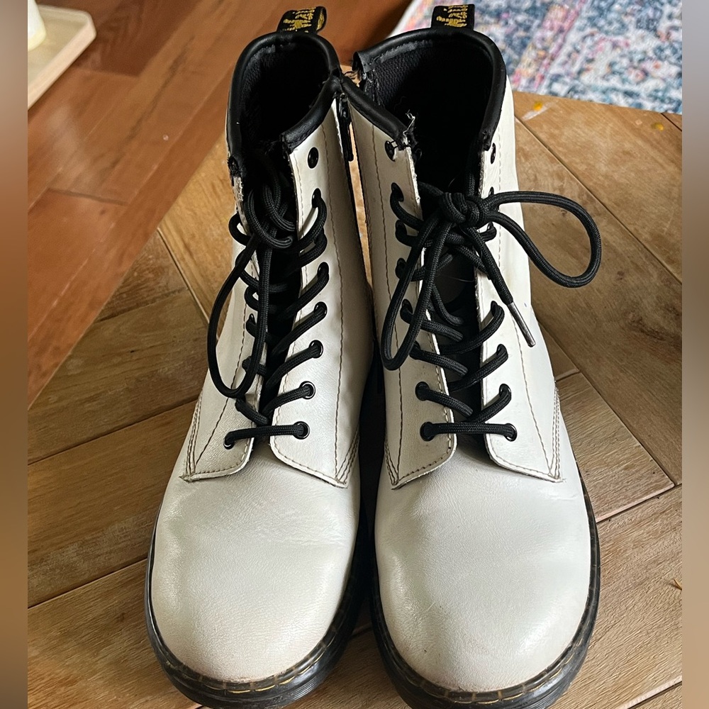 Used Dr. Martens white leather, some scuffs but in good shape size 6L or 5M